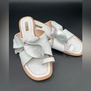 Louise et Cie White and Silver Leaf Sandals Slip on Flats Comfort shoes Sz 7.5